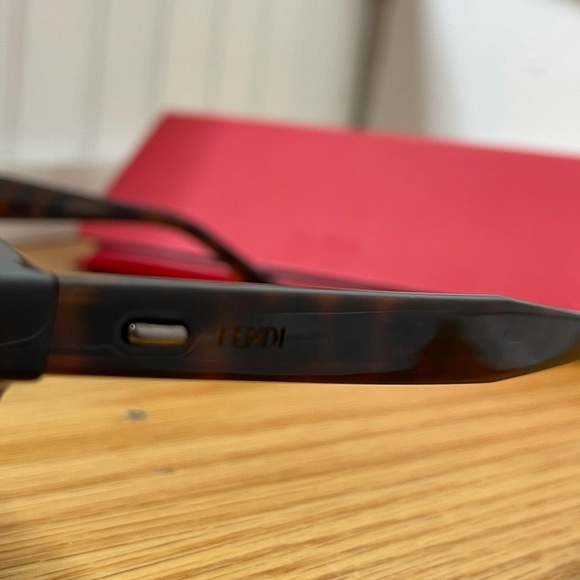 Fendi Oversized Aviator Sunglasses - Picture 4 of 10